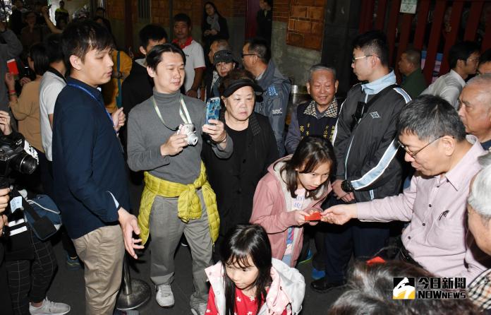 柯文哲走春拜廟