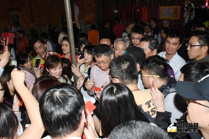 柯文哲走春拜廟