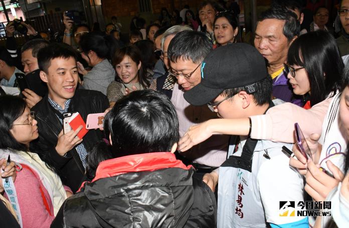 柯文哲走春拜廟