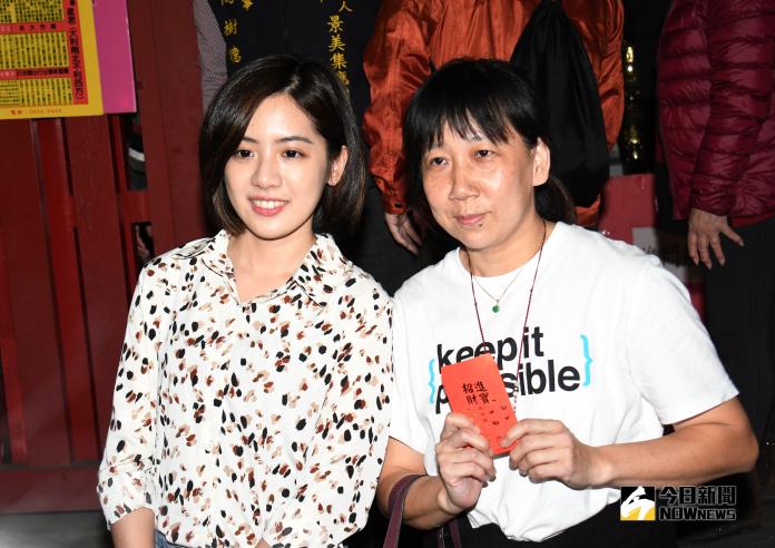 柯文哲走春拜廟　學姊現身成「嬌」點