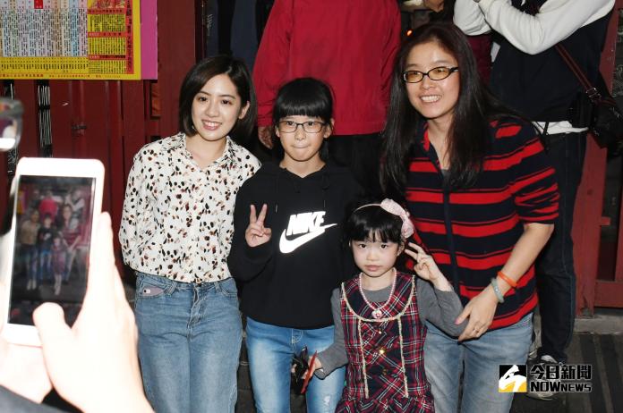 柯文哲走春拜廟　學姊現身成「嬌」點