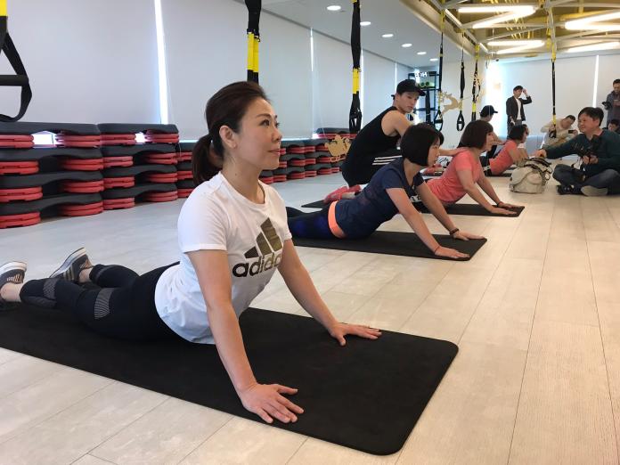國民黨立委李彥秀以近年歐美最流行的TRX健身方式保持體力、維持好身材。（圖／李彥秀辦公室提供）