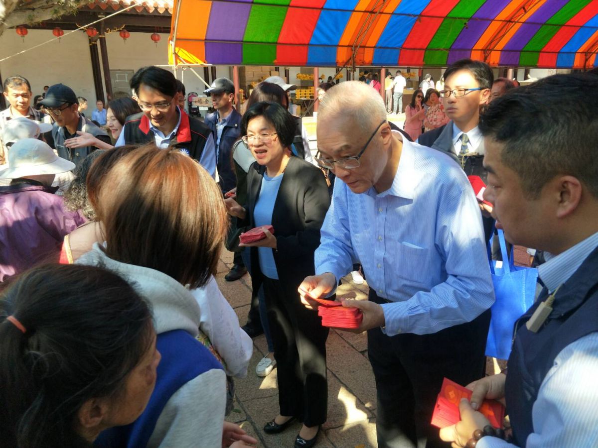 ▲國民黨主席吳敦義到彰化縣鹿港鎮龍山寺、新祖宮參拜發新春紅包，吃在地特色小吃肉羹，替黨提名立委補選參選人柯呈坊打氣。（圖／記者陳雅芳攝，2019.02.07）