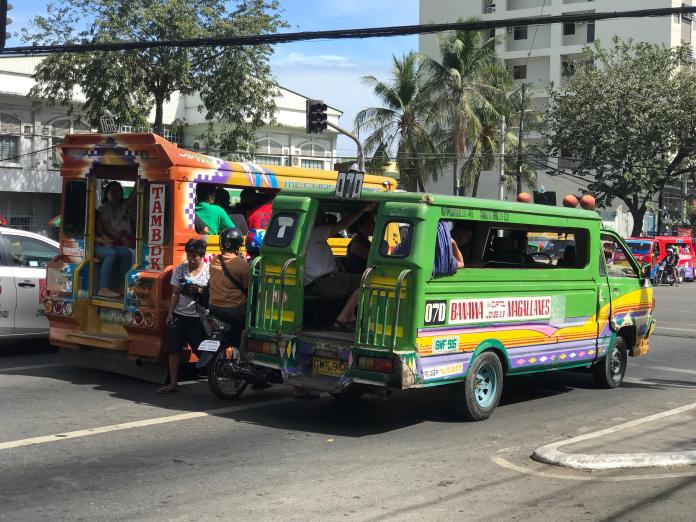 吉普尼是菲律賓最常看到的大眾交通工具，便宜的車資是其受歡迎的主要因素。（圖／李兆立提供）