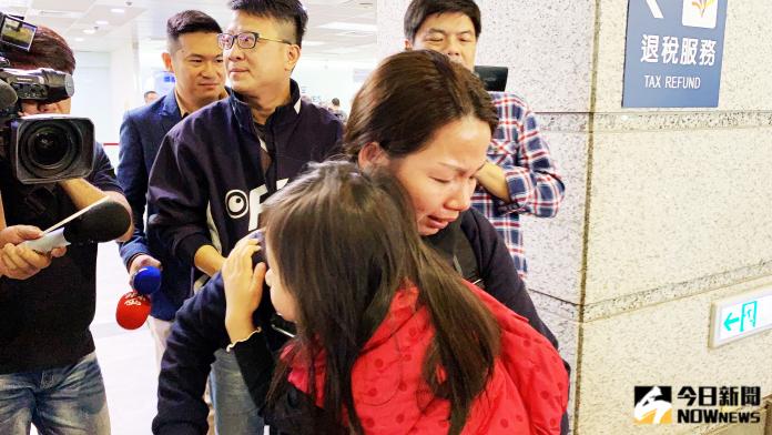 ▲旅客楊太太無法與家人團聚，抱著女兒痛哭。（圖／資料照）