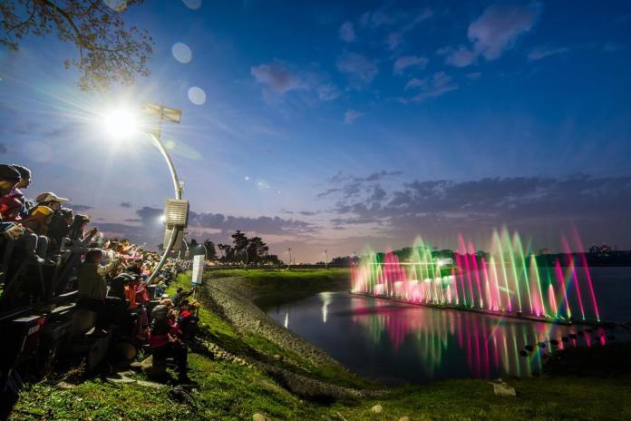 ▲嘉義市政府特打造蘭潭水舞，設計8場精彩的「秀」，最大噴水高度可達50公尺。（圖／嘉義市政府提供）