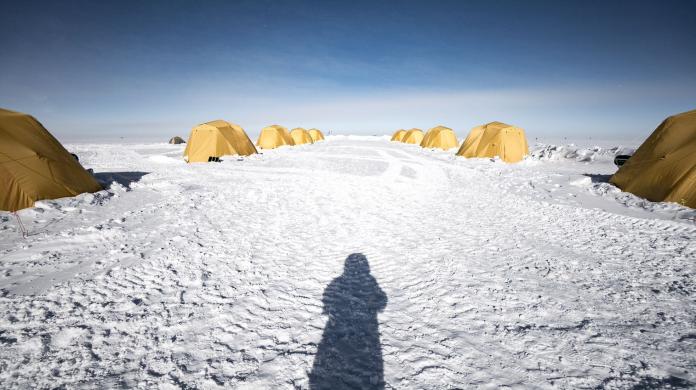 在冰天雪地的南極，帳篷是大家最溫暖的堡壘。(圖 / 劉柏園 提供)