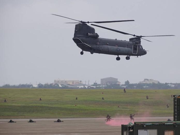 ▲2018年漢光34號演習反空降演練，CH-47SD直升機載運部隊降落。（圖／記者呂炯昌攝）