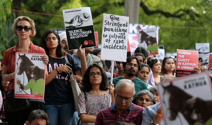 印度女性走上街頭，希望政府能夠正視國內性侵案猖獗的現象。（圖／翻攝網路）