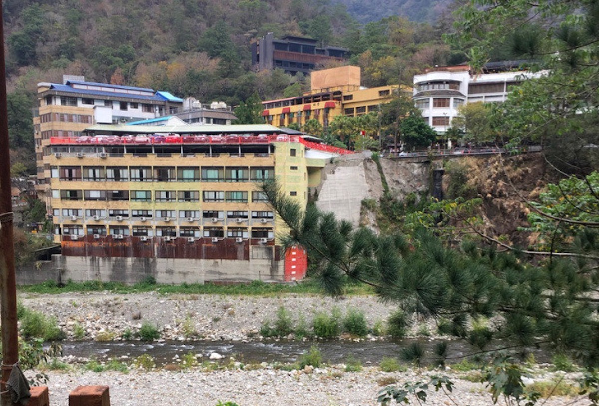 ▲一名 2 歲女童和家人到台中谷關遊玩，一行人在飯店觀景台玩耍，女童不慎自欄杆縫隙掉落 6 公尺深大甲溪河床，送醫搶救不治。（翻攝畫面）中央社記者趙麗妍傳真　108 年 2 月 9 日