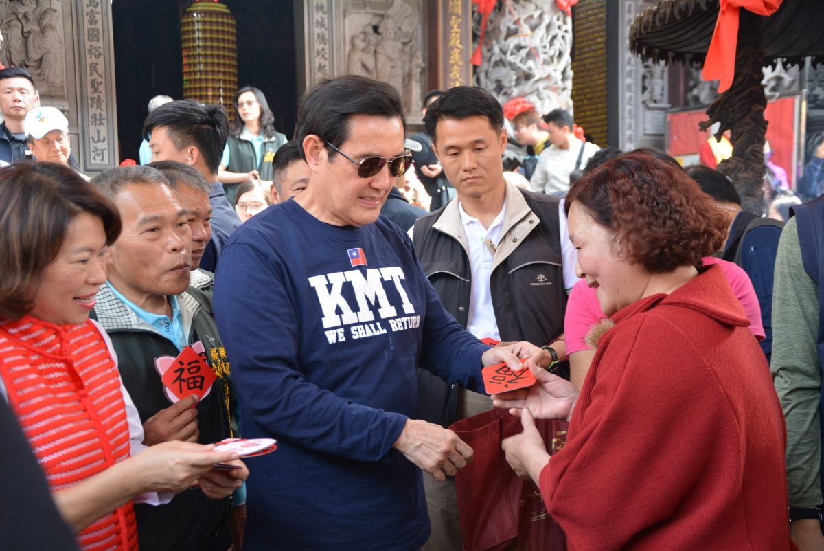 ▲馬英九發送新春福卡給民眾。（圖／記者郭政隆攝2019.2.9）