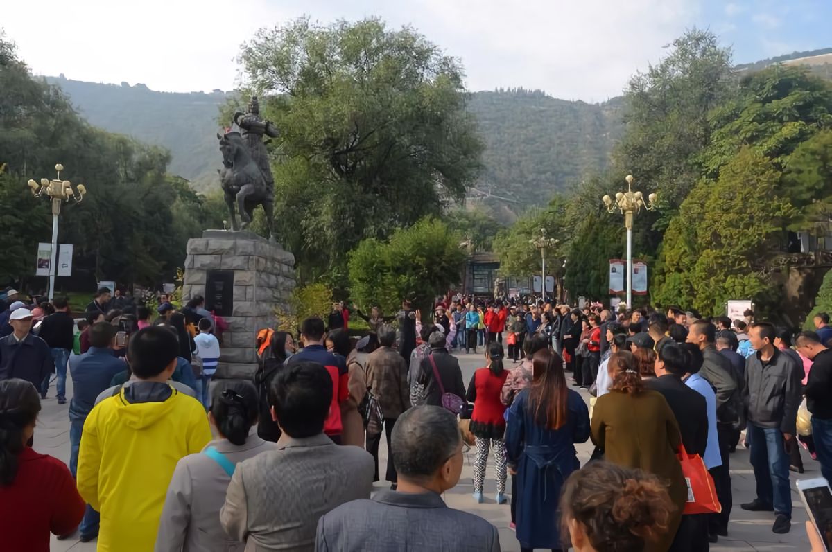 ▲甘肅蘭州五泉山公園年初一迎來12萬遊客，排隊去摸霍去病雕像下的「去病」兩字求健康，讓碑牌被摸得油光鋥亮。 (圖 / 翻攝自人民日報)