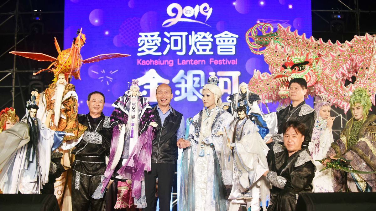 ▲2019 高雄市愛河「金銀河燈會」自開幕前就話題不斷，如今開幕才一周，累計參觀人數就飆至 130 萬人；對此，高雄市長韓國瑜表示高雄已經成為全台重心。不過今（17）日卻有臉書粉專 PO 文質疑，燈會總共耗費 1860 萬，卻沒有煙火、水舞，甚至沒主燈，「錢是打水漂了嗎？」（圖／高市觀光局提供）