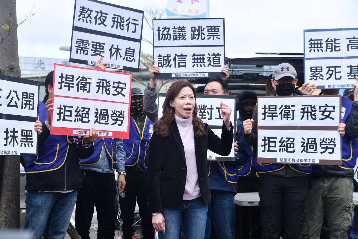 ▲機師工會理事長李信燕今天出面說明昨晚協商結果及過程。（圖／記者林柏年攝）