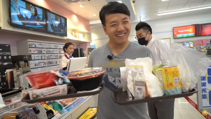 ▲美國 Youtuber 試吃台灣便利商店的美食影片，不到一年突破千萬人次觀看。(圖 / 翻攝自「Strictly Dumpling」）