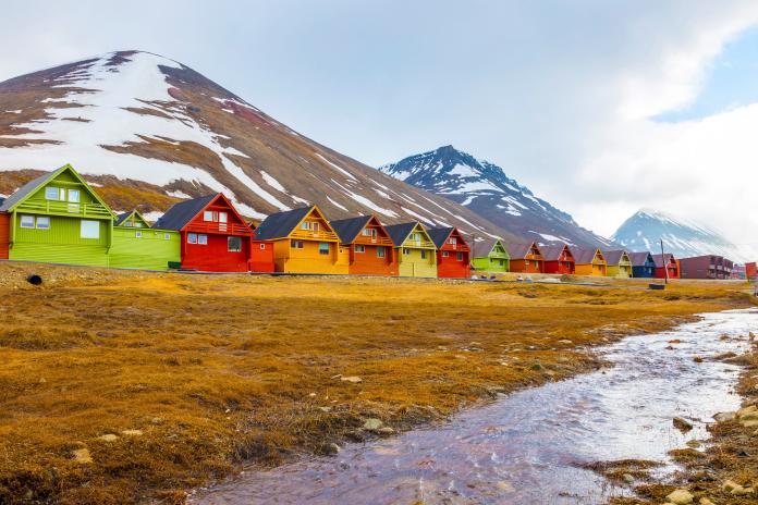 ▲位於挪威的全球最北小鎮隆雅市（Longyearbyen）全年冰寒，法律禁止將人葬在小鎮。(圖 / 翻攝自NewYorkPost)