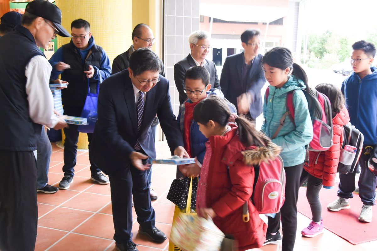 ▲迎接開學日，新竹縣長楊文科(左二)與警察局關懷校園安全。（圖／新竹縣警局提供，2019.02.11）