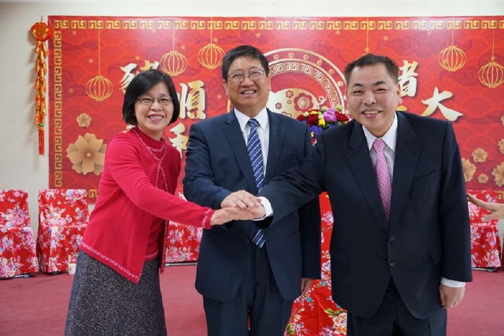 ▲新竹縣長楊文科(右二)、副縣長陳見賢(右)與秘書長陳季媛(左)正式合體，各就戰鬥位置打拼未來30年榮景。（圖／新竹縣政府提供，2019.02.11）