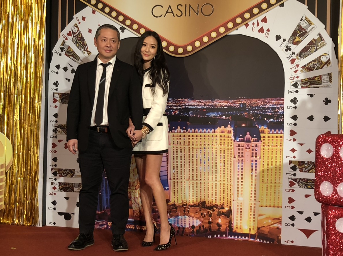 ▲微風董事長廖鎮漢（圖左）表示集團將有調薪計畫，依照同仁不同的工作表現，規畫的加薪幅度將會達到2.5%-4%。圖右為孫芸芸。（圖／NOWnews 資料照片）