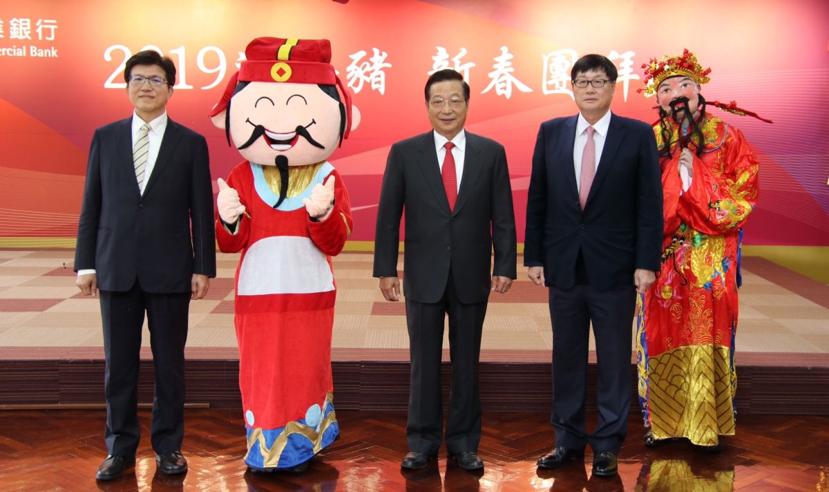 ▲兆豐金新春團拜，董事長張兆順（中）、總經理胡光華（左）及兆豐銀行總經理蔡永義（右）賀年，期勉豬年再創佳績。（圖／兆豐金提供）