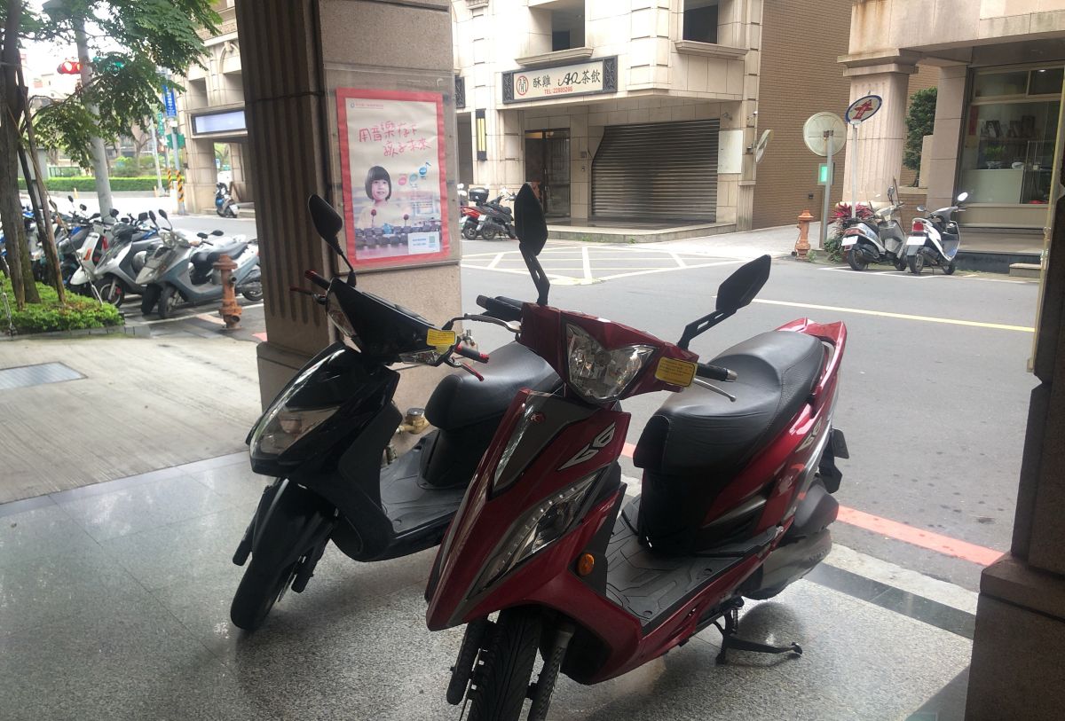 ▲台灣因為多雨、日照強的氣候，各處都可以見到騎樓。示意圖與內文無關。（圖／新北市交通局提供）