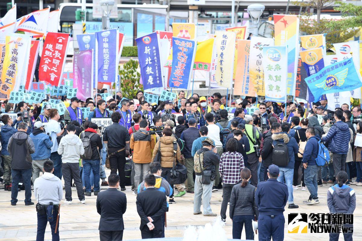 ▲包含高雄市產業總工會、全國金融業工會聯合總會、台北市產業總工會、台南市產業總工會等勞團，今日下午聚集松山機支持華航機師罷工。（圖／記者林柏年攝, 2019.02.11）