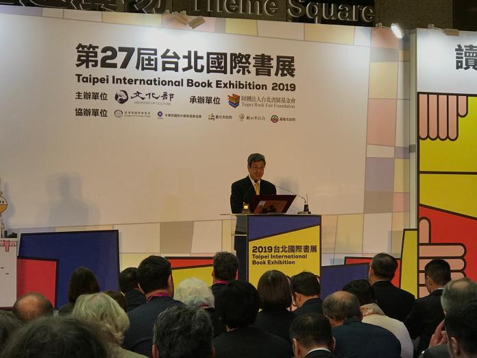 副總統陳建仁蒞臨台北國際書展，一連挑了七本書。（圖／記者許維寧攝）