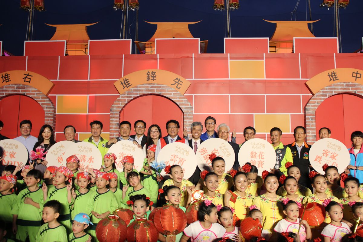 ▲今年適逢台灣燈會在屏東，屏東縣政府特別在東港大鵬灣「靚靚六堆」燈區展示客家主燈「六堆尖炮城」。
(圖／屏縣府提供)
