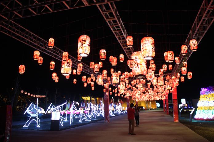 ▲今年適逢台灣燈會以「甕」造型的客家特色產業物產館也首次亮相。（圖／屏縣府提供）