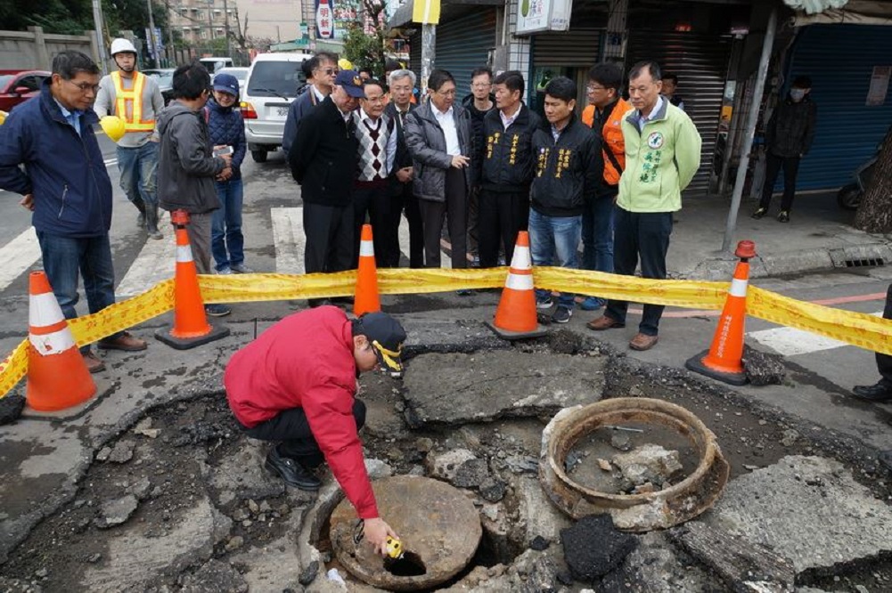 ▲造成台一線氣爆的禍首，懷疑是加厚的柏油覆蓋人孔蓋，人員無法清淤，導致沼氣蓄積被引爆。（資料照片，新竹縣政府提供）
