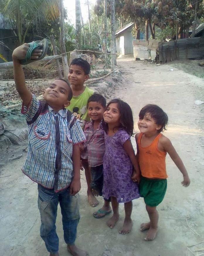 ▲印度小孩拿拖鞋自拍的照片讓許多人鼻酸。(圖 / 翻攝自 IG 「boman_irani」）