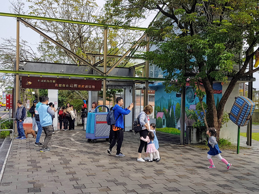 ▲位於宜蘭火車站旁的幾米廣場，是以知名繪本作家「幾米」的繪本創作為主軸，這裡的裝置藝術成了拍照的熱門選項，連續兩年春節假期都是宜蘭景點到訪人數最多的人氣王。（圖／記者李清貴攝,2019.2.12)