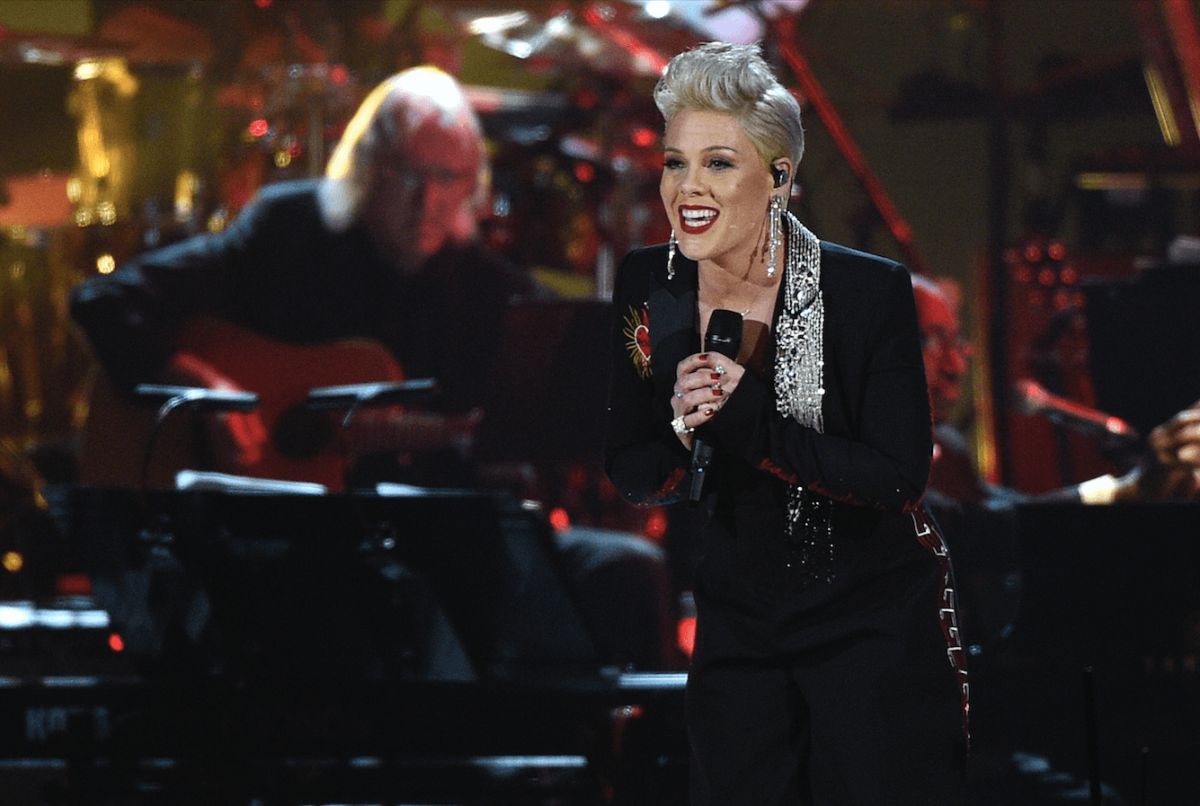 ▲紅粉佳人沒有拿下葛萊美獎「最佳流行類專輯」，女兒貼心自製獎盃打氣。（圖／美聯社）
