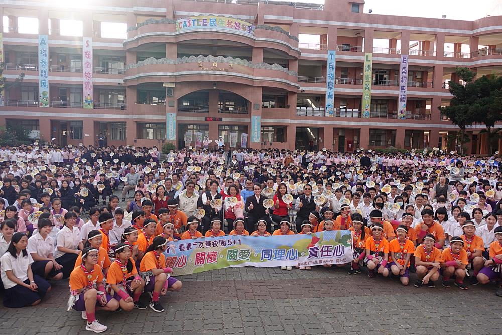 全校師生及來賓與勇媽市長呼籲大家一起反毒、反黑、反霸凌。〔圖／嘉市府提供2019.02.12〕