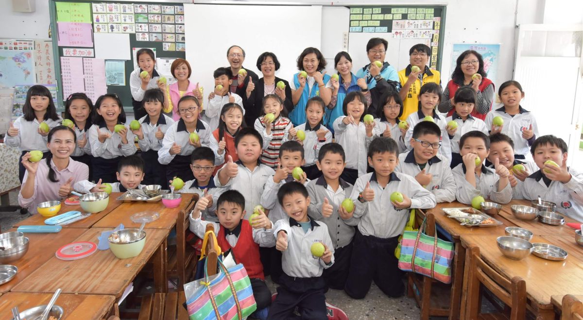 ▲彰化縣長王惠美到泰和國小和學童共進營養午餐，提倡採用「四章一Q」標誌認證食材，要讓學童吃的更健康可口。（圖／記者陳雅芳攝，2019.02.12）