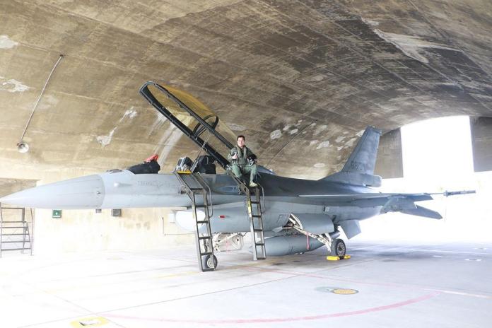 穿上抗G衣體驗9G飛行　空軍軍醫組長成首度完訓醫官
