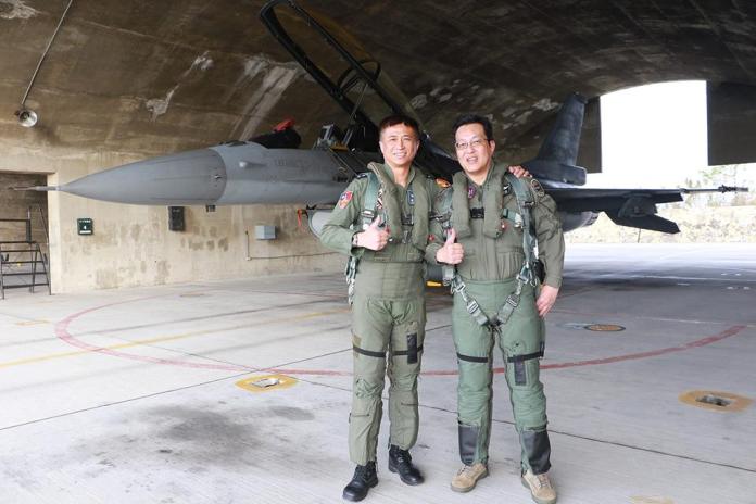 ▲江國超（右）完成9G飛行後與F-16飛官合影。（圖／空軍司令部提供, 2019.2.12）