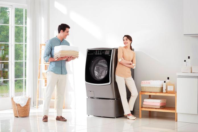 ▲透過 LG TWINWash 雙能洗洗衣機，首創一機雙洗的革命性洗衣方案，能將衣物分開洗滌並同時洗淨。（圖/LG提供）