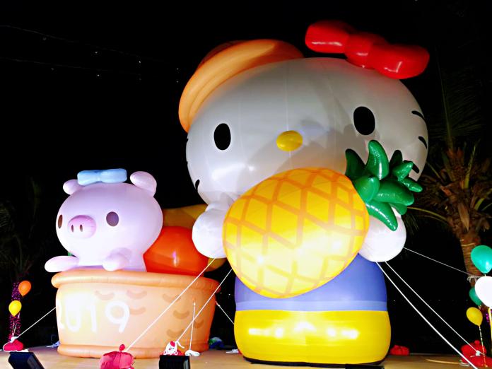 ▲頭戴斗笠的Hello Kitty與好朋友們一起慶祝豐收，繽紛有趣的主燈及打卡點，可愛指數破表。（圖／屏縣府提供）