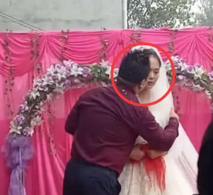 ▲新郎親吻新娘，新娘幾乎是「面癱」了。 （圖 / 翻攝自《一點資訊》）
