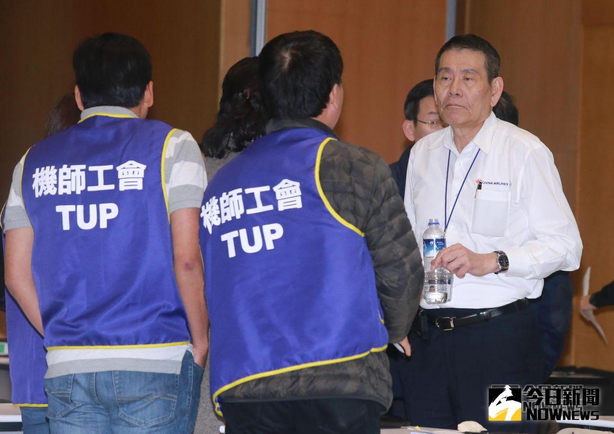 ▲華航總經理謝世謙（右）與機師工會成員交換意見。（圖／記者葉政勳攝 , 2019.02.13）