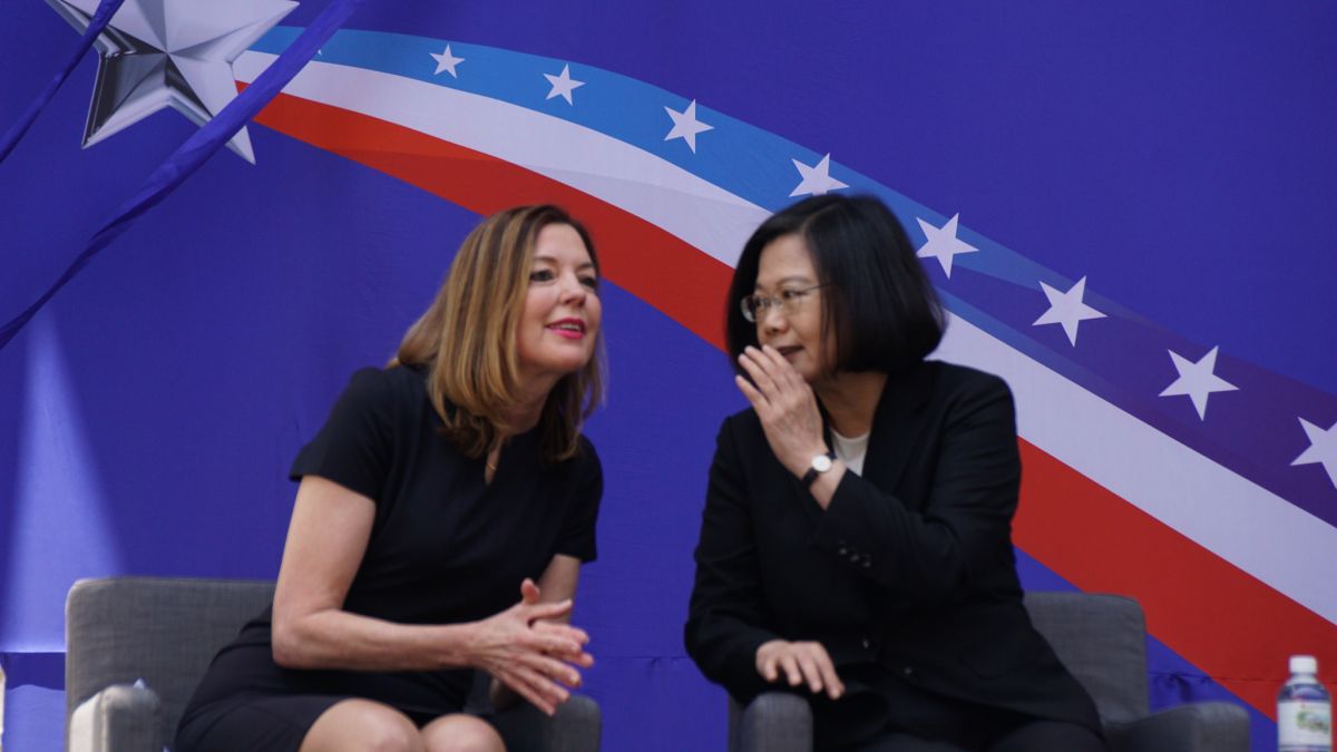 ▲總統蔡英文與美國助理國務卿羅伊斯。當時兩人在美國在臺協會內湖新館落成儀式上附耳交談。（圖／翻攝自美國在臺協會網站）