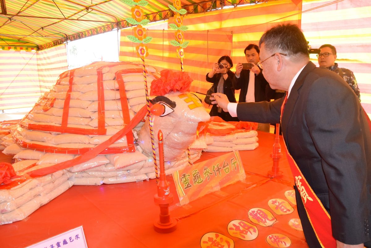 ▲澎湖縣長賴峰偉主持馬公觀音亭米包龜開光點睛儀式，他希望澎湖乞龜文化成為兩岸和平發展的契機。（圖／記者張塵攝，2019.02.13）