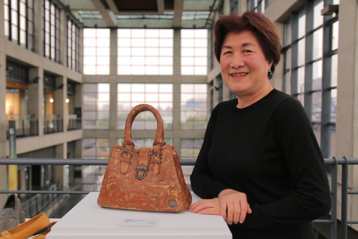▲陶藝家高蓮秀用擬真技法，創作皮包、鞋子等作品，令人驚艷不已。（圖／記者蔡琇惠攝，2019.02.13）

