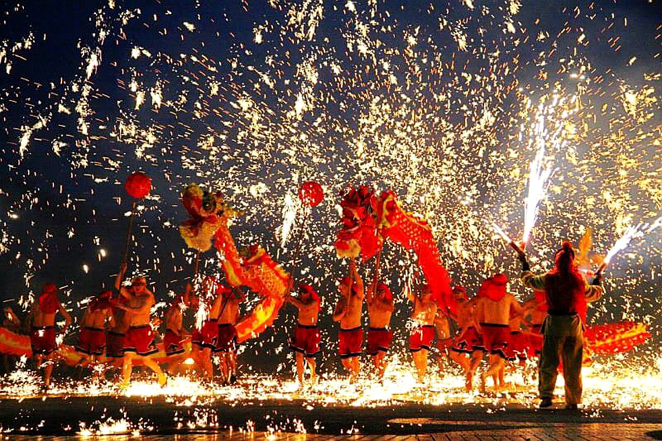 ▲從2017年開始，「銅梁火龍」已連續兩年於元宵節期間在台灣演出，深受民眾喜愛，常常一位難求。（圖／南投縣政府提供）