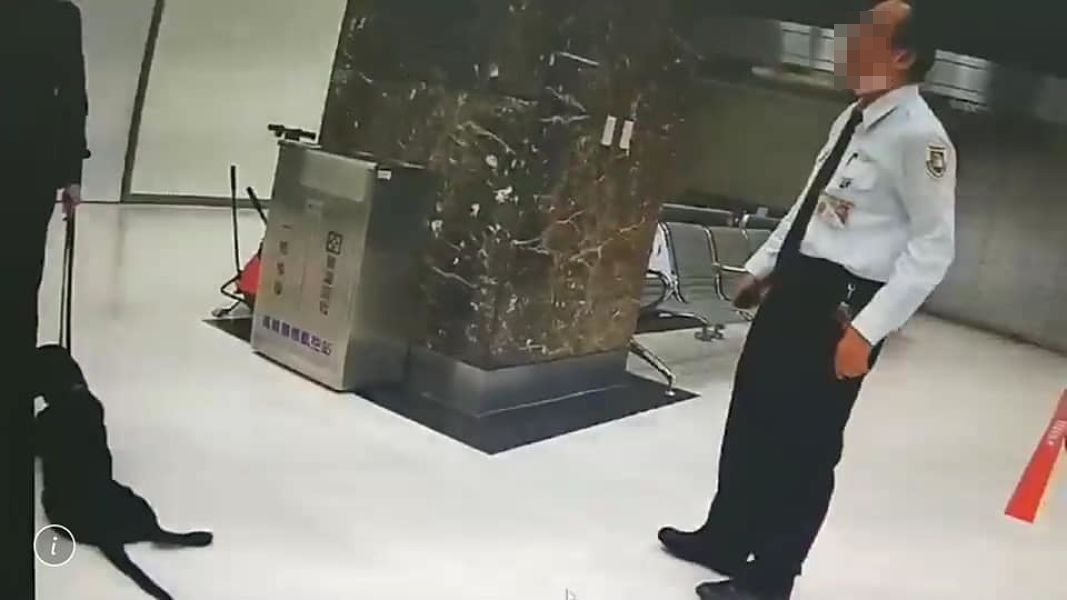 ▲小港機場傳出移民官出腳踹檢疫犬的事件。（圖／翻攝自臉書社團「有點毛毛的」, 2019.02.13）