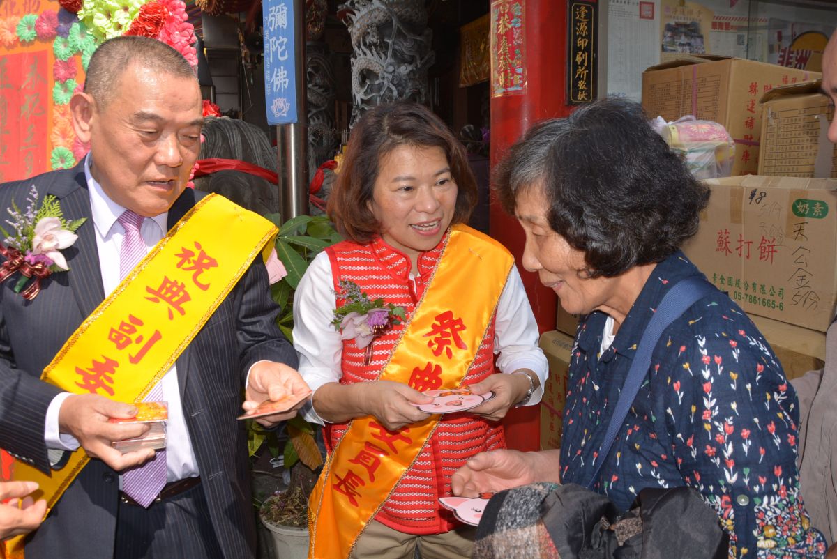 ▲黃敏惠與玉皇宮董事長蔡輝弘發送豬年小紅包、發財金予排隊民眾。（圖／記者郭政隆攝2019.2.13）
