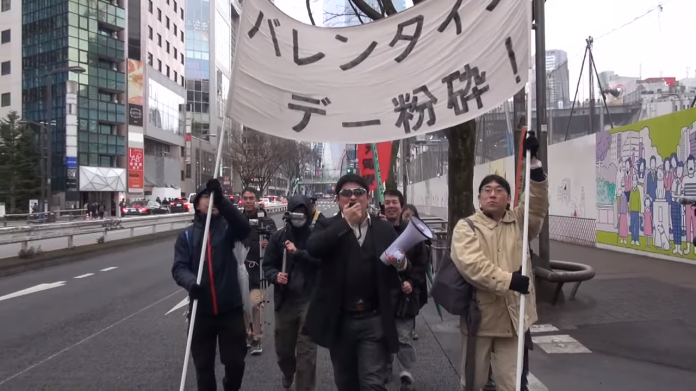 ▲日本團體上街遊行，呼籲擊潰戀愛資本主義、粉碎情人節。（圖／翻攝自革命的非モテ同盟網站）