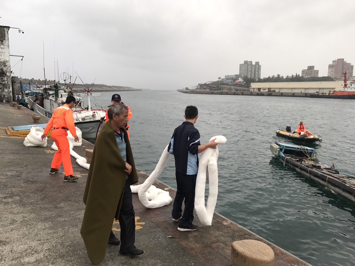 ▲花蓮漁港港區一艘膠筏再吊車失去重心掉入海中，岸巡順利救起落海人員。（圖／岸巡提供）