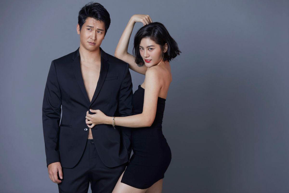 ▲邵翔（左）與小蠻宣布共組工作室，兩人拍攝宣傳照展逗趣表情。（圖／相親相愛工作室提供）